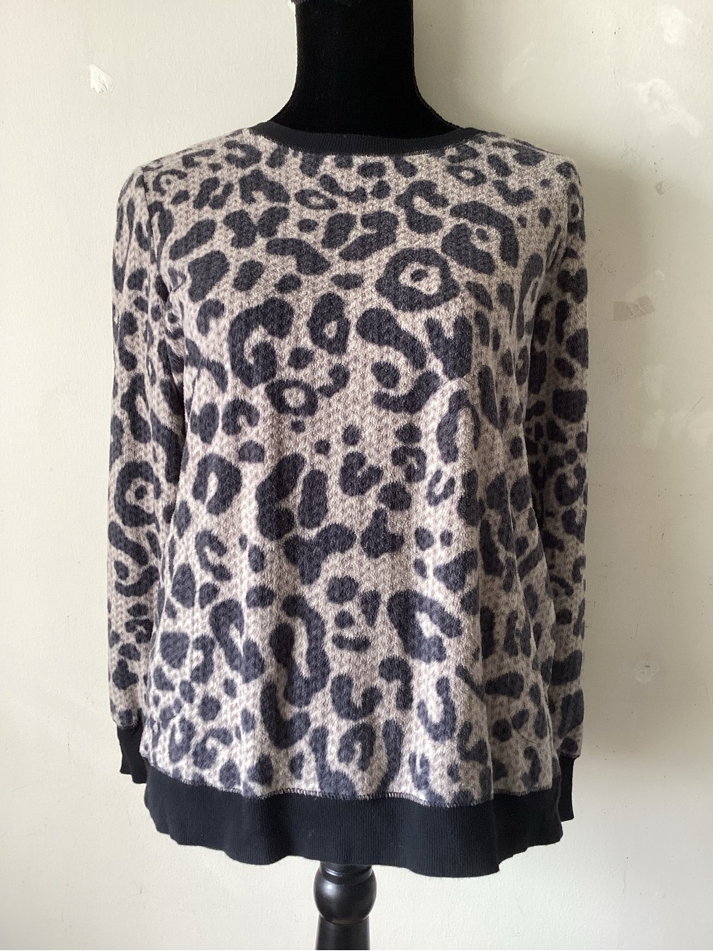 Simply Vera Vera Wang Leopard Print Long Sleeve top. Black and tan.